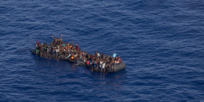 Akdeniz'de batan bir tekneden 44 dzensiz gmen kurtarld