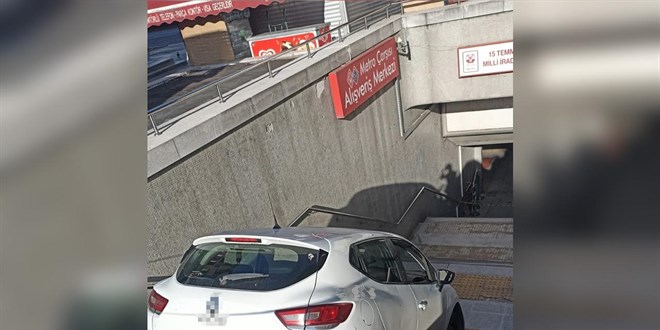 Kontrolden kan otomobil, Kzlay'daki metro istasyonu giriine dt