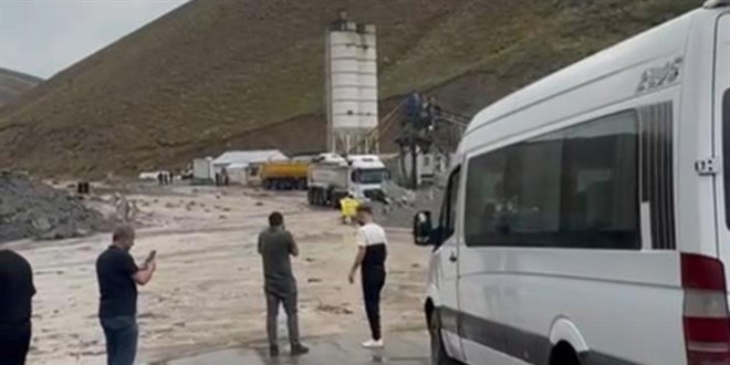 Van-Hakkari yolunda sel: Onlarca ara mahsur kald