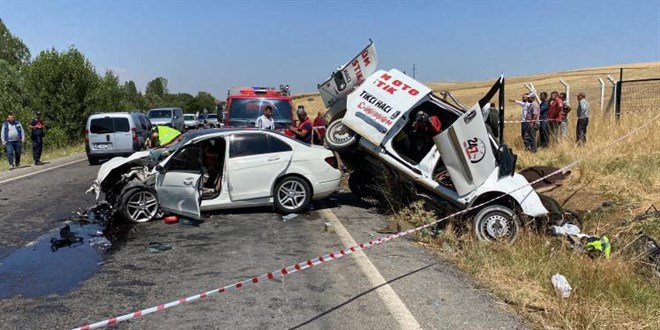 Yozgat'ta hafif ticari arala otomobilin arpt kazada 3 kii ld