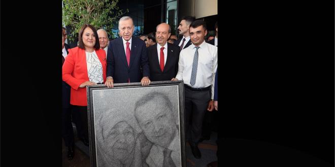 Cumhurbakan Erdoan'a annesi ile ekilen fotorafnn filografi tablosu takdim edildi