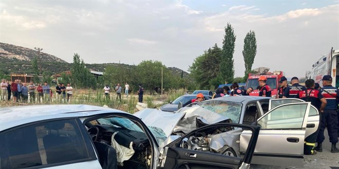 Burdur'da iki otomobil kafa kafaya arpt: 1 l, 9 yaral