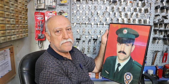 Kilis'te emekli polis, baba meslei anahtarcl torunuyla srdryor