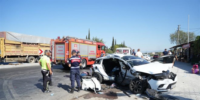 Manisa'da iki otomobil arpt: 1 l, 4 yaral