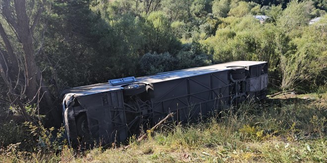 Erzincan'da yolcu otobs devrildi: 14 yaral