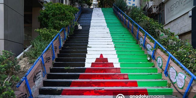 Cihangir merdivenleri Filistin bayra renklerine boyand