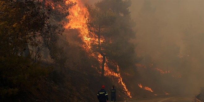 Trkiye'den Yunanistan'a yardm: 2 uak ve 1 helikopter gnderilecek