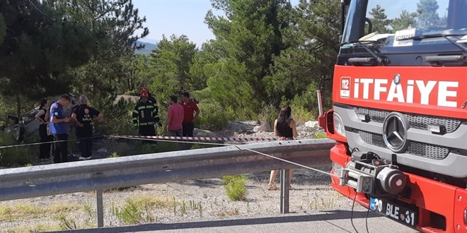 Denizli'de devrilen otomobildeki 1 kii ld, 2 kii yaraland