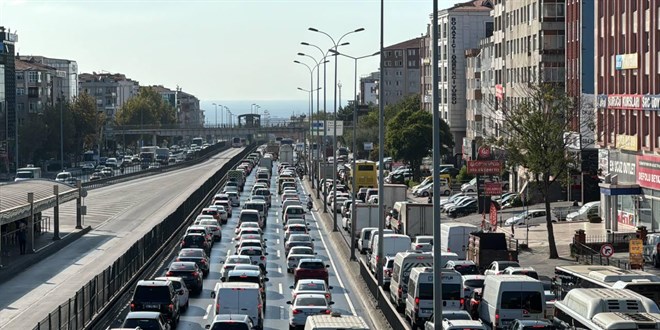 stanbul'da metrobs hattndaki yol almas trafik younluu oluturdu