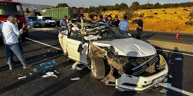 Gaziantep'te otomobil, kamyonun altna girdi; 2 karde ld