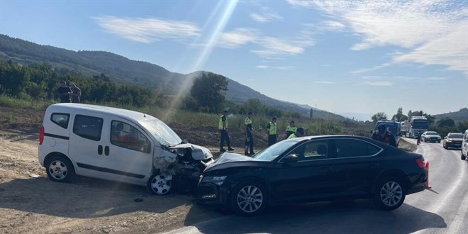 Trafik kazasnda yaralanan znik Kaymakam hastaneye kaldrld