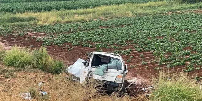 Tarm iilerini tayan pikap devrildi: 1 l, 8'i ar 22 yaral