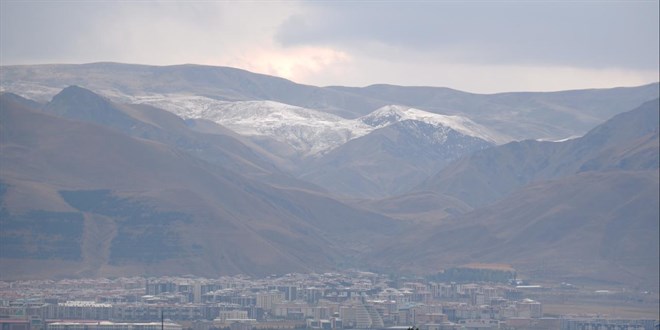 Erzurum'a mevsimin ilk kar ya