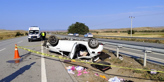 Polis ift trafik kazasnda hayatn kaybetti, 2 ocuklar yaraland