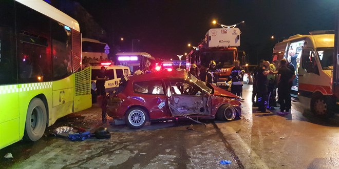 Kocaeli'de belediye otobslerine arpan otomobildeki 1 kii ld