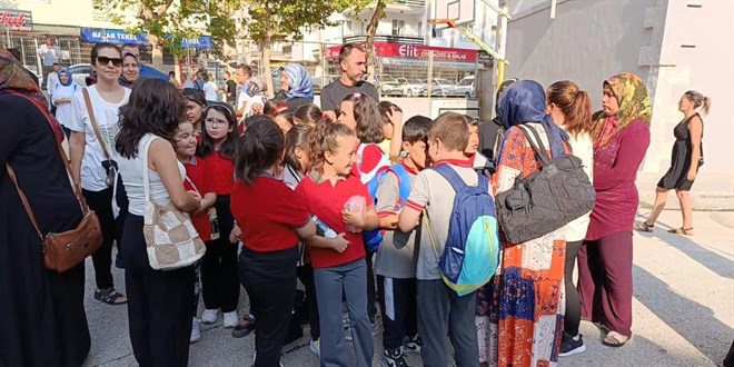 retmenleri deien renciler ve velilerinden protesto