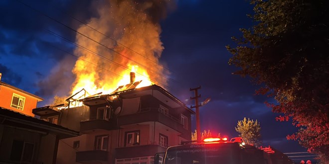 Bolu'da atsna yldrm den apartmanda yangn kt