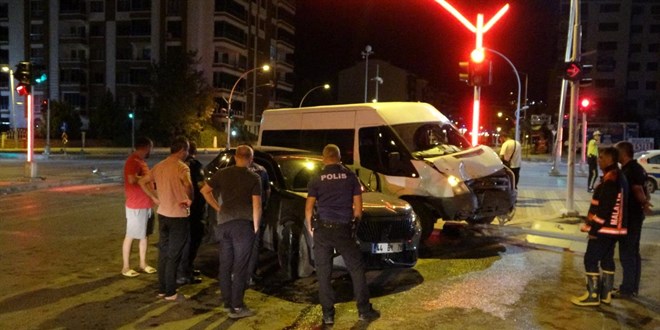 Malatya'da trafik kazas: 1'i polis 4 kii yaraland