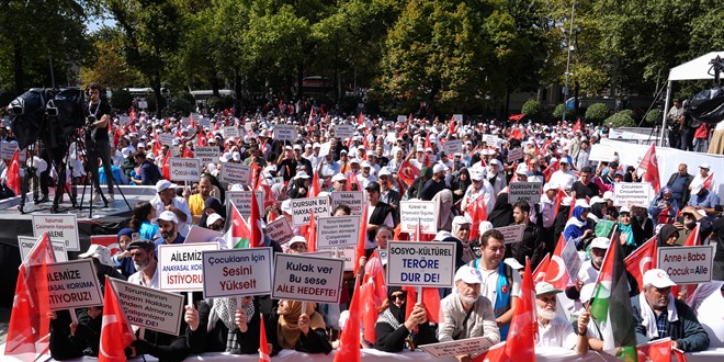 stanbul'da LGBT propagandasna kar 'Byk Aile Bulumas' balad