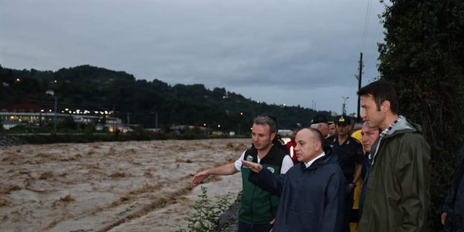 Artvin'de heyelan ve takn: Sanayi sitesi ve yurt tedbir amal boaltld