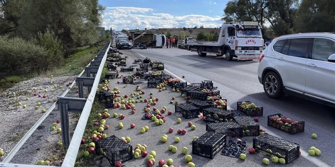 Elma ykl ara devrildi: Samsun-Ankara yolunda ulam aksad