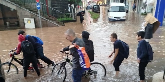 Trabzon'da iddetli ya! Sokaklar ve caddeler gle dnd