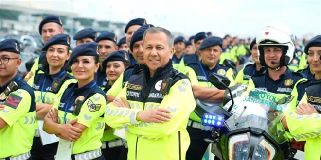 Bakan Yerlikaya, hizmete alnan yeni motosikletlerle deneme turu att