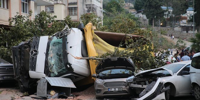 Freni arzalanan hafriyat kamyonu 7 araca arpt: 5 yaral