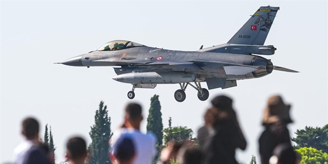 Alper Gezeravc, F-16 ile Adana semalarnda szld, nefesleri kesti