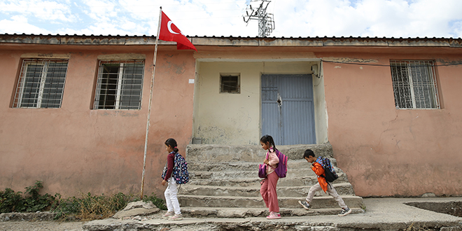 Mezun olduu okulda 3 renciyi gelecee hazrlyor