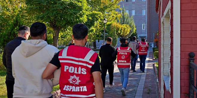 Kendilerini polis olarak tantp 3 milyon TL vurgun yapan 8 kii tutukland