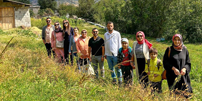 Fedakar retmenler ky ky dolaarak rencilerinin okula devamn salyor