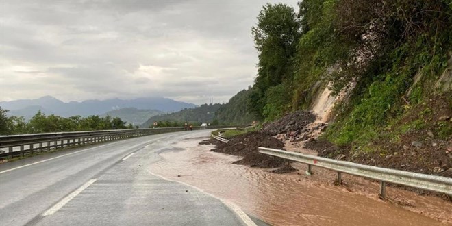 Artvin'i saanak vurdu: Yollar gle dnd