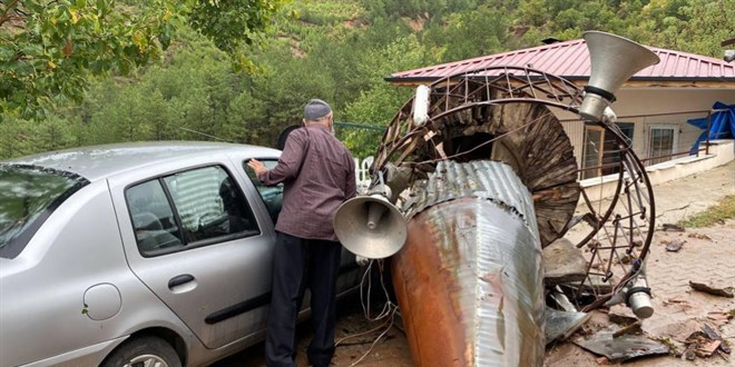 Karabk'te iddetli frtna cami minaresini devirdi