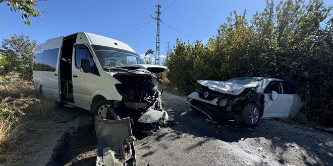 Otomobil ile renci servisi arpt: 2'si ar 4 yaral