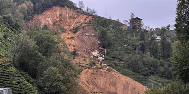 Rize'de heyelan sonucu 2 ev toprak altnda kald