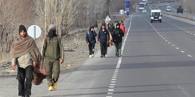 Kars'ta Afganistan uyruklu 21 dzensiz gmen sahte ran pasaportuyla yakaland