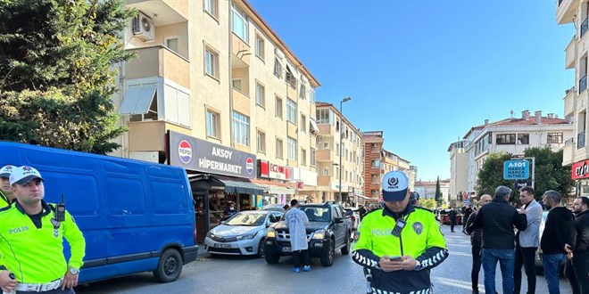 skdar'da polise ekile saldrdlar: 3 yaral