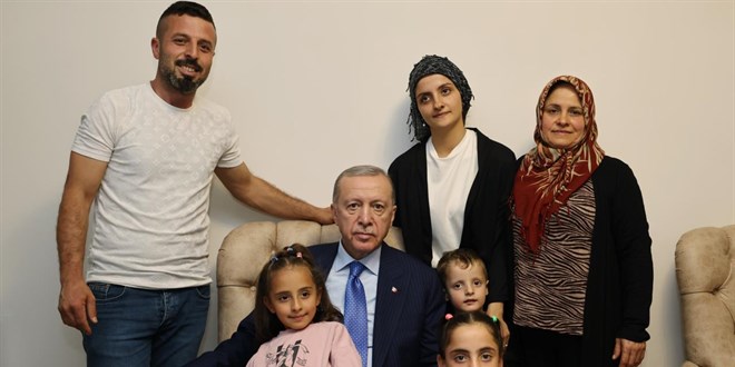 Erdoan, depremin 5. gnnde kurtarlan aileyi yeni konutunda ziyaret etti