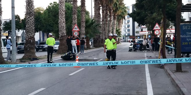 Adana'da devrilen motosikletteki 2 kii ld