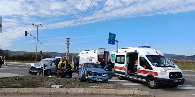 Bolu'da otomobil ile hafif ticari ara arpt: 8 yaral