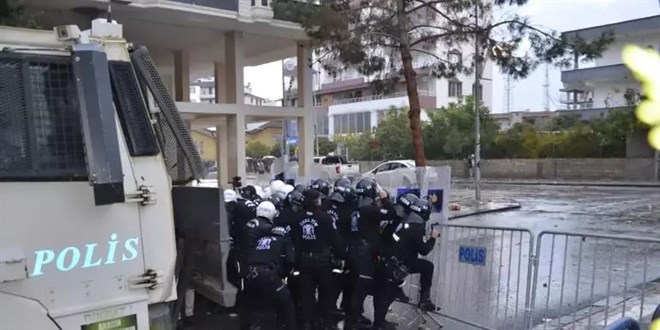 Halfeti Belediyesi nndeki tal saldrda 2 polis yaraland