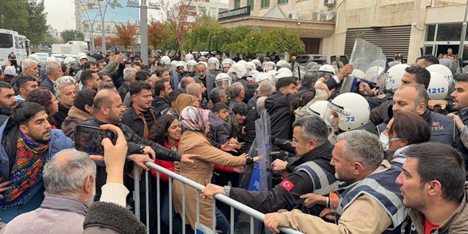 'Vali k lan buraya' diyen gsterici tutukland