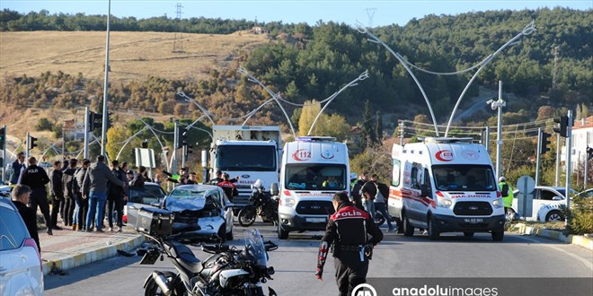 Uak'ta trafik kazasnda 2'si polis 4 kii yaraland