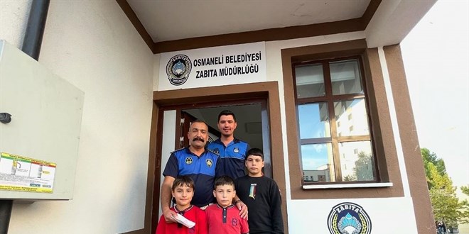 Bilecik'te ilkokul rencileri yolda bulduklar 16 bin liray zabtaya teslim etti