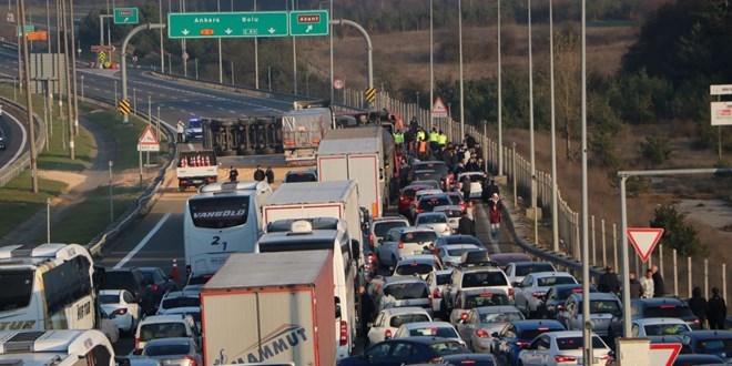 Anadolu Otoyolu'nda TIR devrildi: Ankara yn ulama kapand