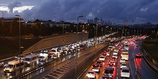 stanbul'da aralkl yan etkisiyle trafik younluu yaanyor