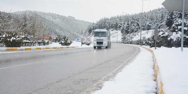 Balkesir'de kar etkili oldu