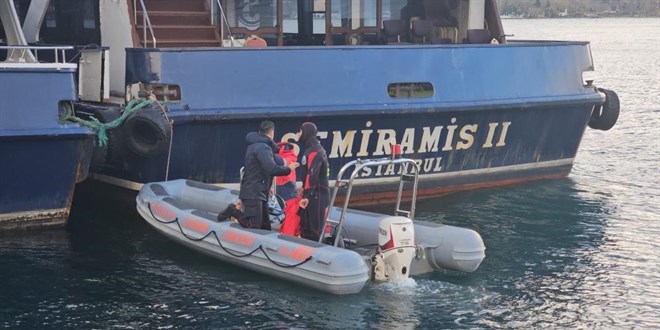 Rumeli Hisar'nda balk tutan 2 arkada denize dp kayboldu