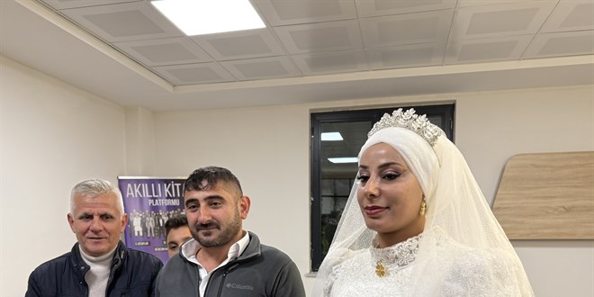 Karla kapanan yolda kalan gelin ve damat 11 saat sonra kurtarld